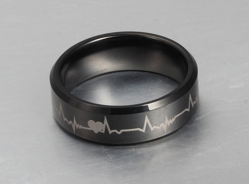 8 mm PVD schwarz plattierter Wolframring mit Herzschlag-Design