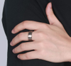 Statement-Ring für Herren aus Wolframstahl mit sich wiederholendem Kreuzdesign