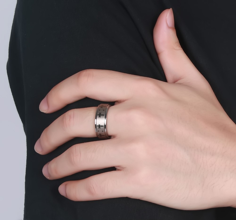 Statement-Ring für Herren aus Wolframstahl mit sich wiederholendem Kreuzdesign