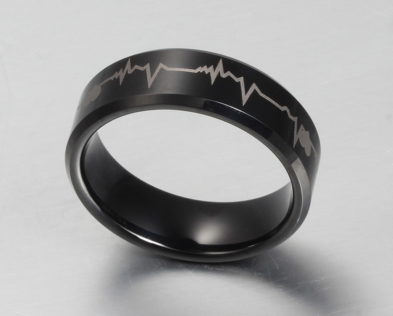 8 mm PVD schwarz plattierter Wolframring mit Herzschlag-Design