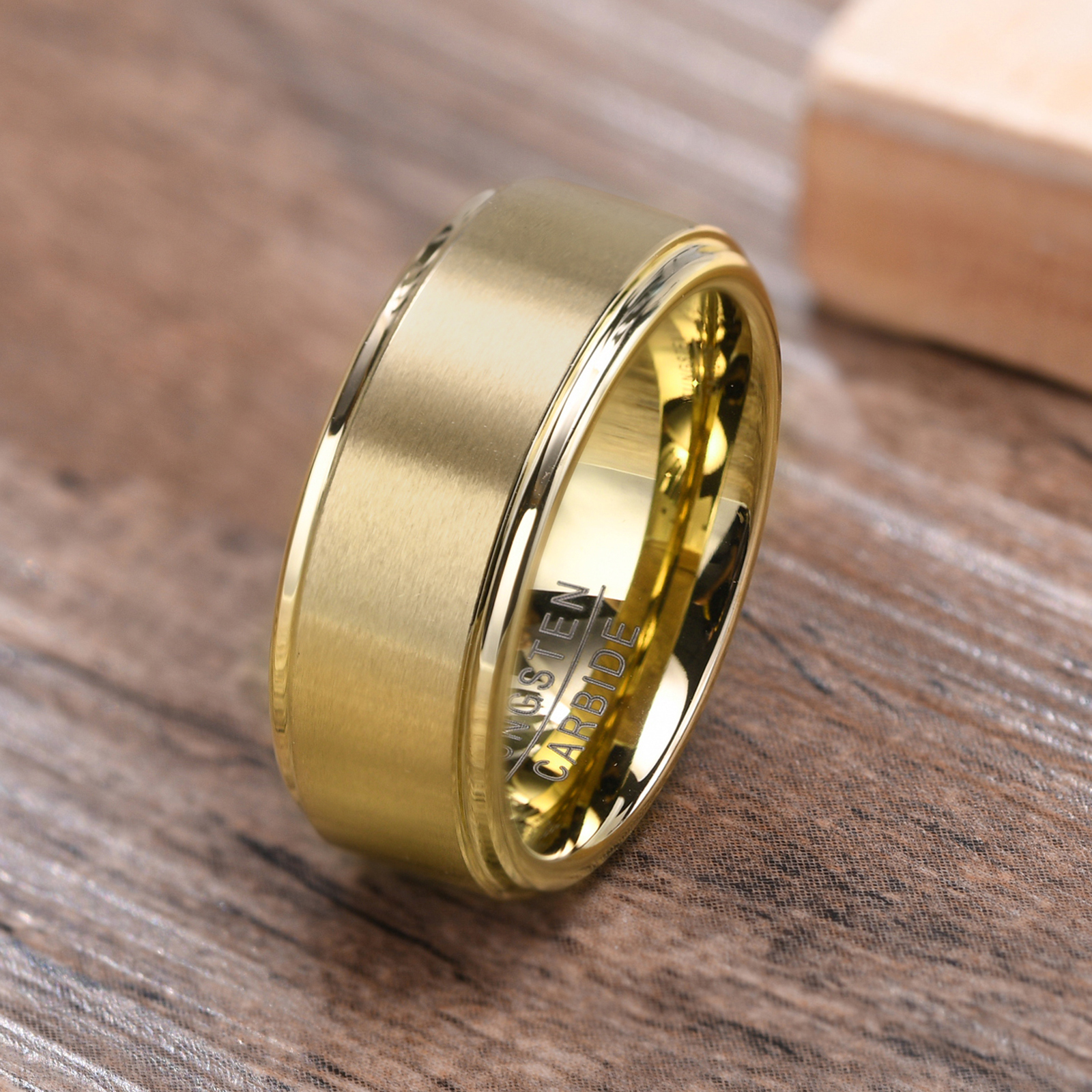 8 mm goldener Wolframcarbid-Ring, gebürsteter Ehering für Männer und Frauen, bequeme Passform